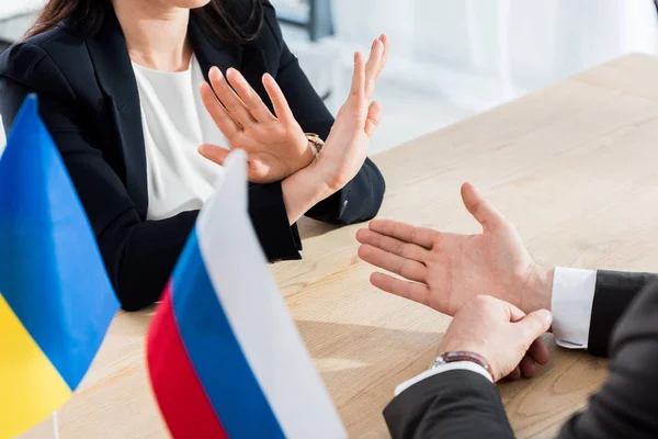 Selectieve Focus Van Oekraïense Diplomaat Toont Stop Gebaar Buurt Van — Stockfoto