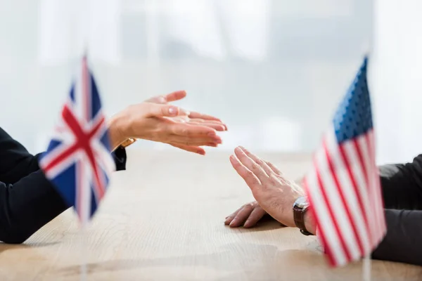 Vista Recortada Diplomáticos Haciendo Gestos Cerca Banderas América Reino Unido — Foto de Stock