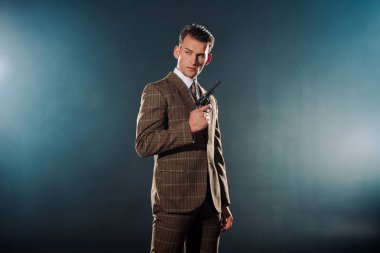 Resmi olarak tehlikeli bir adam siyah üzerine silah taşıyor. 