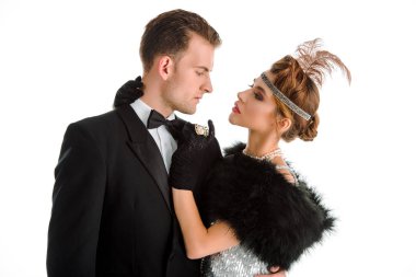 Çekici bir kadının beyaz giysili yakışıklı adama bakışının yan görüntüsü. 