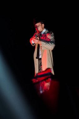 Siyah şapkalı yakışıklı adamın seçici odak noktası. 