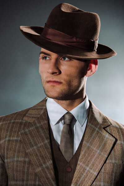 красавчик в шляпе и костюме черного цвета
 