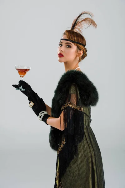 Mulher Aristocrática Segurando Bebida Alcoólica Isolada Cinza — Fotografia de Stock