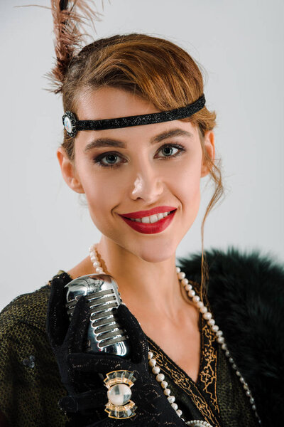 счастливая аристократическая женщина, смотрящая на камеру, изолированную от серых
 