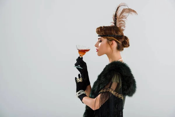 Sidovy Attraktiv Och Elegant Kvinna Hålla Glas Med Alkohol Dryck — Stockfoto