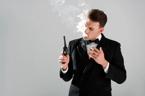 Homem Perigoso Terno Com Gravata Arco Segurando Arma Enquanto Fuma — Fotografia de Stock