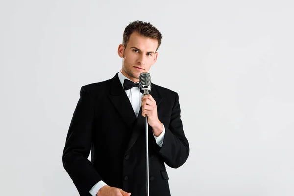 Pohledný Muž Obleku Dotýkat Retro Mikrofon Izolované Bílém — Stock fotografie