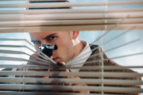 Selective Focus Dangerous Gangster Holding Gun Window Blinds — Stock Photo, Image