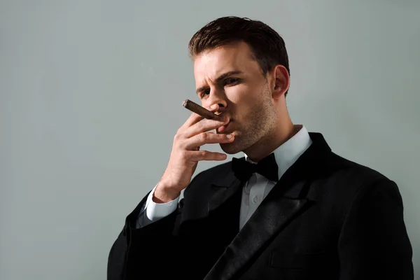 Hombre Guapo Rico Fumando Cigarro Aislado Gris — Foto de Stock