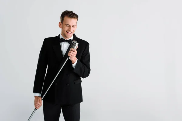 Feliz Cantante Tocando Micrófono Retro Aislado Gris — Foto de Stock