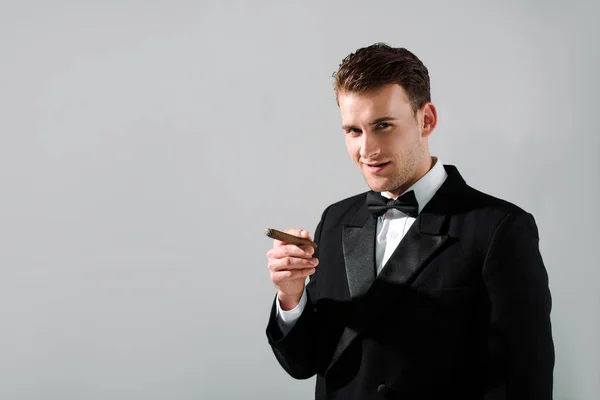 Hombre Guapo Traje Sosteniendo Cigarro Aislado Gris — Foto de Stock