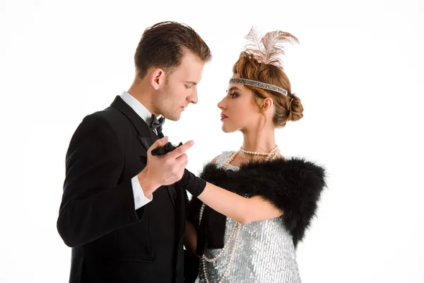 ホワイトに隔離された手を持つ真珠のネックレスのハンサムな男と女の側面図 — ストック写真