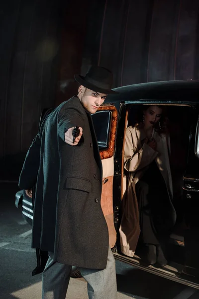 Dangerous Man Holding Gun Woman Sitting Retro Car — Stock Photo, Image