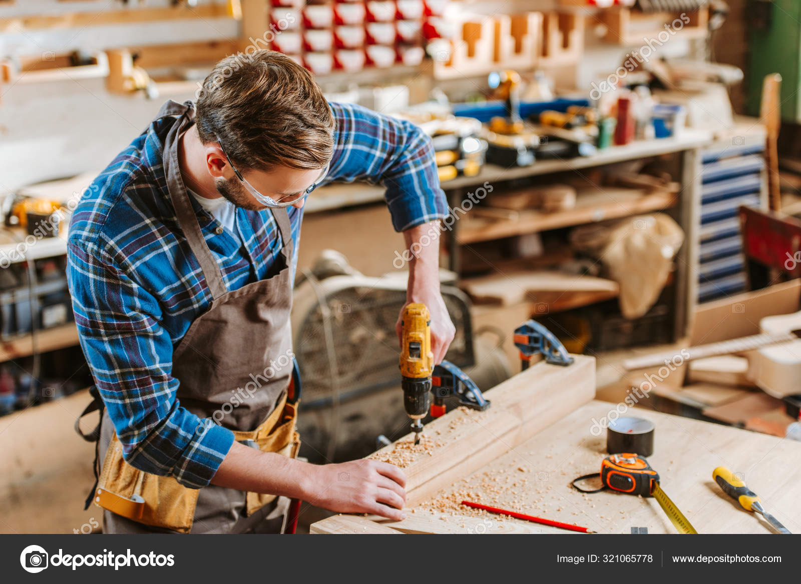 Woodworker Goggles Apron Holding Hammer Drill Wooden Planks — Stock