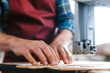 cnc makinesinin yanında duran marangozun kırpılmış görüntüsü 
