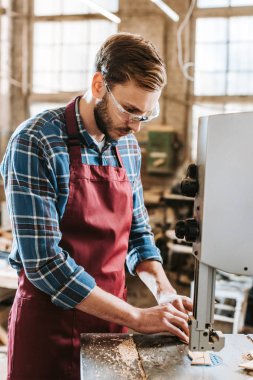 Cnc makinesi kullanan gözlüklü yakışıklı bir marangoz. 