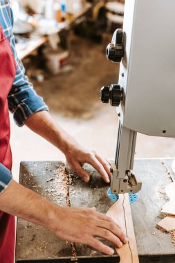 Cnc makinesinin yanında duran apronlu marangoz manzarası 