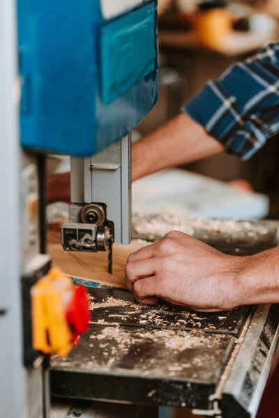 обрезанный вид плотника с помощью электрической обработки древесины
