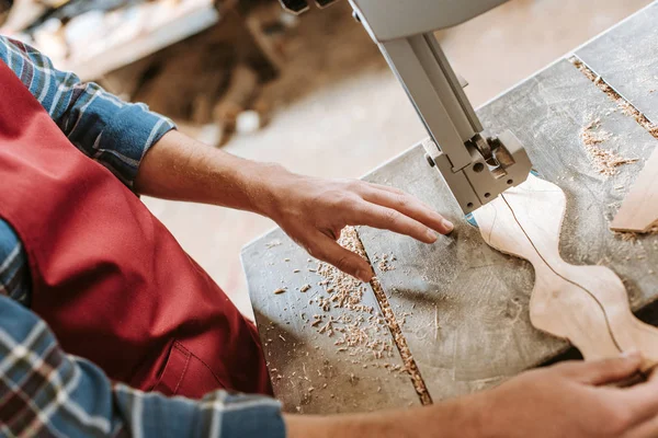 Oříznutý Pohled Tesaře Zástěře Stojící Poblíž Cnc Stroje — Stock fotografie