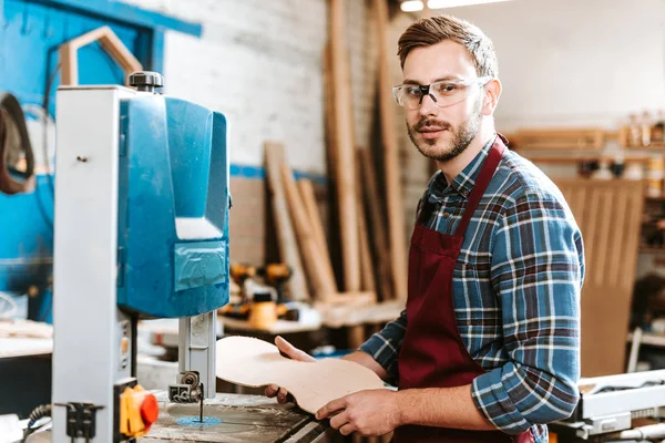 Bel Falegname Che Tiene Tagliere Legno Officina — Foto Stock