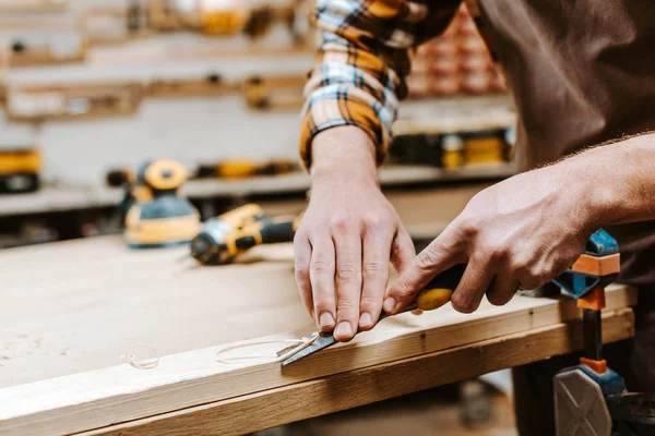 Bijgesneden Weergave Van Timmerman Snijden Houten Plank — Stockfoto