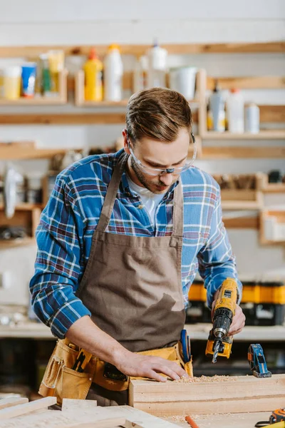 Selective Focus Carpenter Safety Glasses Apron Holding Hammer Drill Wooden — Stock Photo, Image