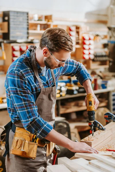 Selective Focus Woodworker Goggles Apron Holding Hammer Drill Wooden Planks — Stock Photo, Image