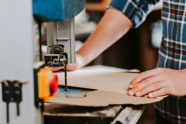 обрезанный вид карандаша в мастерской
 