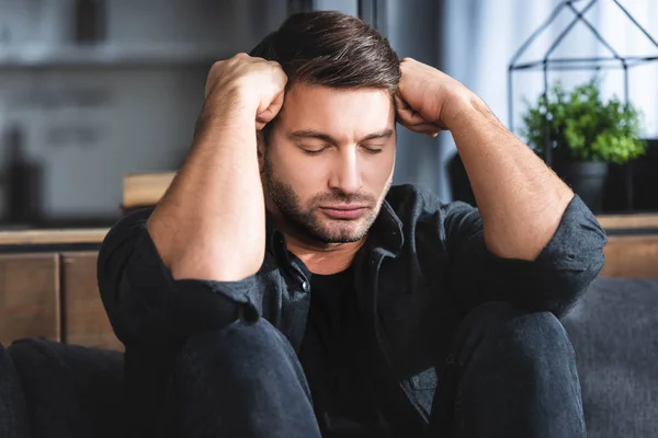 Hombre Guapo Camisa Negra Con Dolor Cabeza Tocando Cabeza Apartamento — Foto de Stock