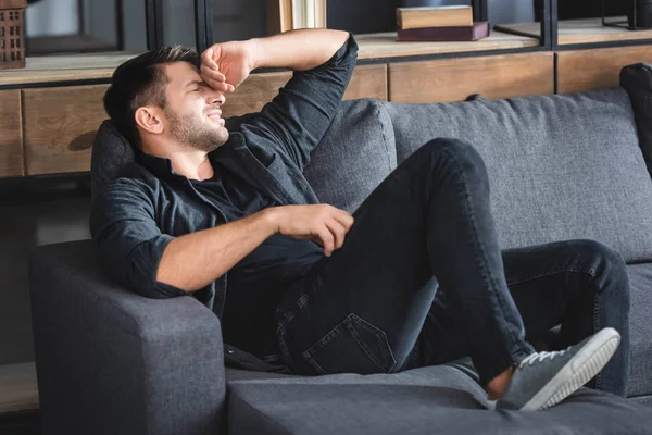 Homem Bonito Com Dor Cabeça Sentado Sofá Tocando Cabeça Apartamento — Fotografia de Stock