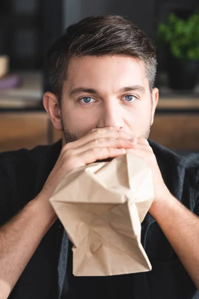 Homem Bonito Com Ataque Pânico Respirando Saco Papel Apartamento — Fotografia de Stock