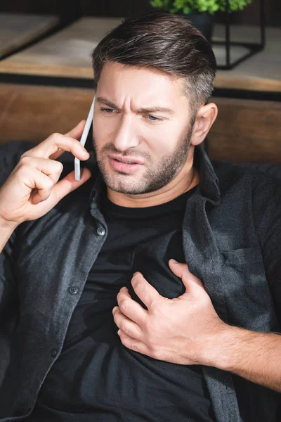 Handsome Man Having Heart Attack Talking Smartphone Apartment — Stock Photo, Image