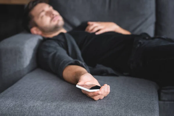 Selective Focus Man Having Heart Attack Holding Smartphone Apartment — Stock Photo, Image