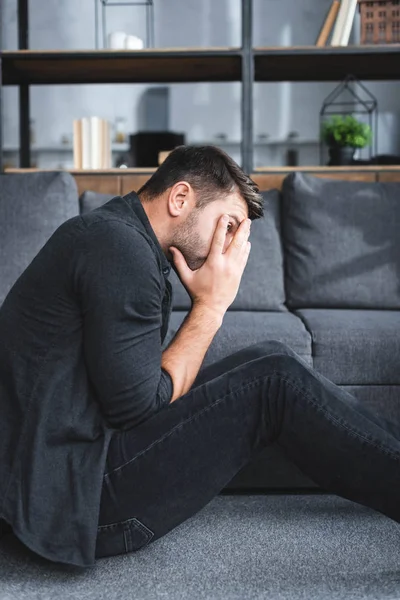 Vista Laterale Dell Uomo Con Attacco Panico Piangendo Appartamento — Foto Stock