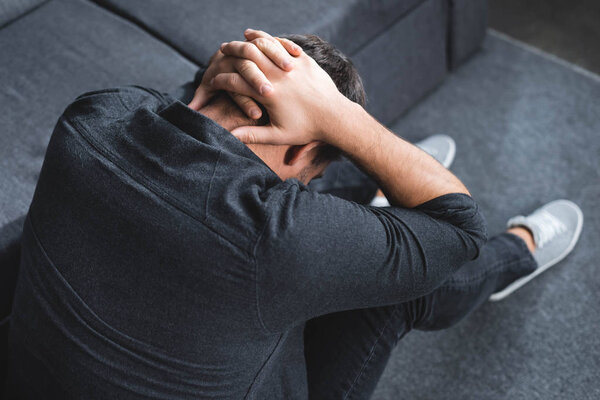 высокоугольный вид человека с головой, касающейся головы в квартире
 