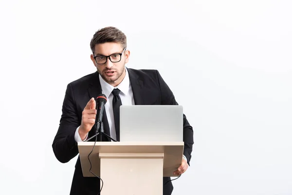 Hombre Negocios Traje Pie Podio Tribuna Señalando Con Dedo Durante — Foto de Stock