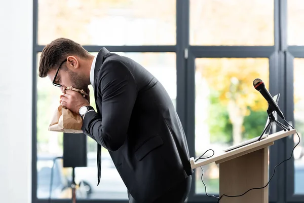 Seitenansicht Eines Verängstigten Geschäftsmannes Anzug Der Während Der Konferenz Papiertüten — Stockfoto