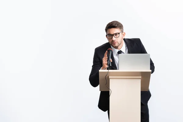 Hombre Negocios Traje Pie Tribuno Podio Hablando Durante Conferencia Aislado — Foto de Stock