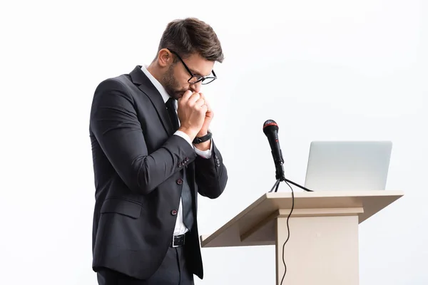 Homem Negócios Assustado Terno Tribuno Pódio Durante Conferência Isolada Branco — Fotografia de Stock