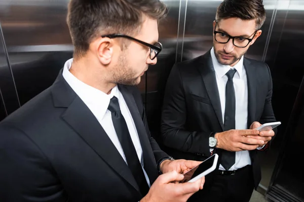 Selektiver Fokus Des Geschäftsmannes Anzug Mit Smartphone Und Spiegel Aufzug — Stockfoto