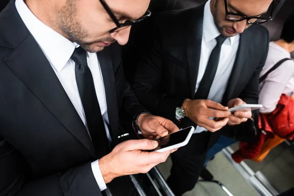 Ausgeschnittene Ansicht Eines Geschäftsmannes Anzug Mit Smartphone Aufzug — Stockfoto