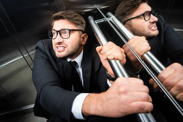 Vista Alto Angolo Uomo Affari Spaventato Tuta Con Claustrofobia Ascensore — Foto Stock