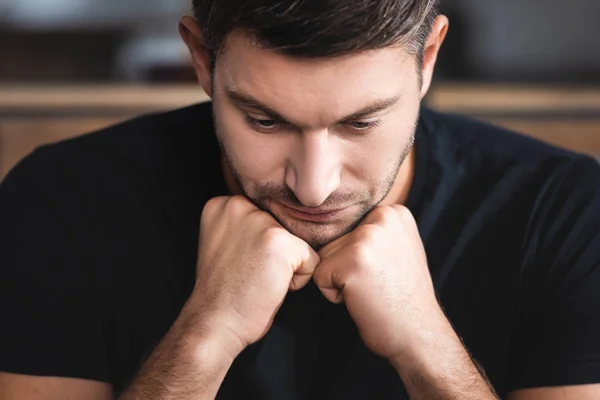 Hombre Guapo Triste Camiseta Mirando Hacia Abajo Apartamento — Foto de Stock