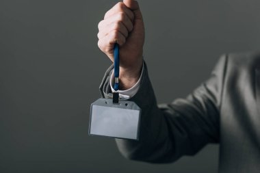 Rozet taşıyan adamın gri arka planda izole edilmiş görüntüsü