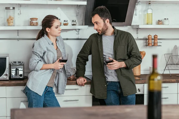 Selective Focus Couple Holding Glasses Wine Kitchen — Stock Photo, Image