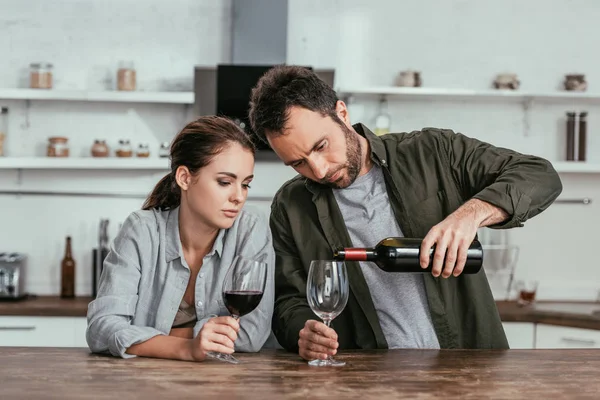 Pareja Dependiente Del Alcohol Vertiendo Vino Tinto Cocina — Foto de Stock