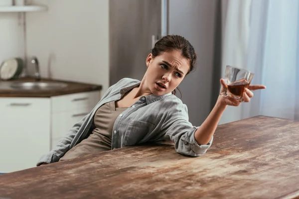 Mujer Enojada Con Vaso Whisky Hablando Algún Lugar Mesa Cocina — Foto de Stock