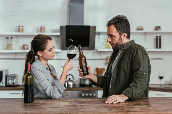 Couple Wine Beer Clinking Kitchen — Stock Photo, Image