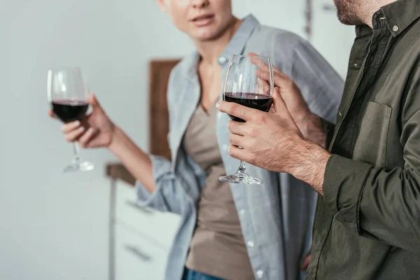 Cropped View Couple Wine Glasses Talking Kitchen — Stock Photo, Image
