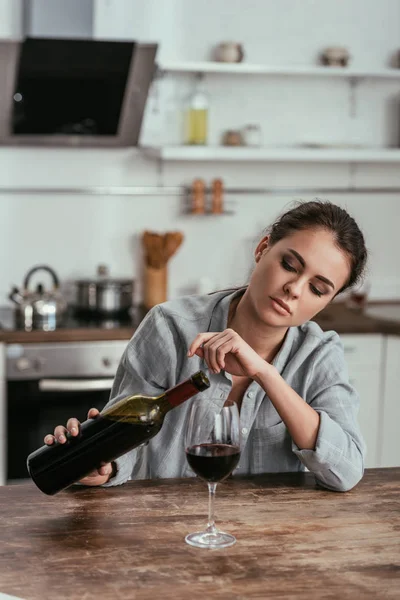 Mulher Triste Com Álcool Viciado Derramando Vinho Vidro Cozinha — Fotografia de Stock